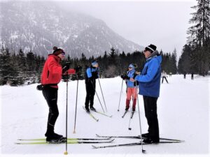 Foto (spreeblogger): Skilehrer Detlef (links, von der Schischule Pertisau) zeigt uns die Basics und die Technik für den Langlauf-Sport.