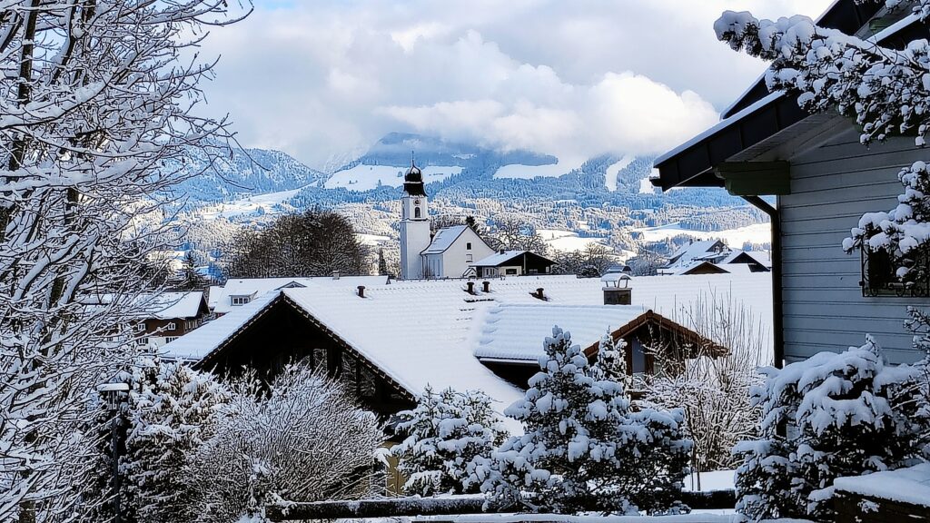 Idyllischer Blick im Oberallgäu - die Gemeinde Ofterschwang in den Hörnerdörfern