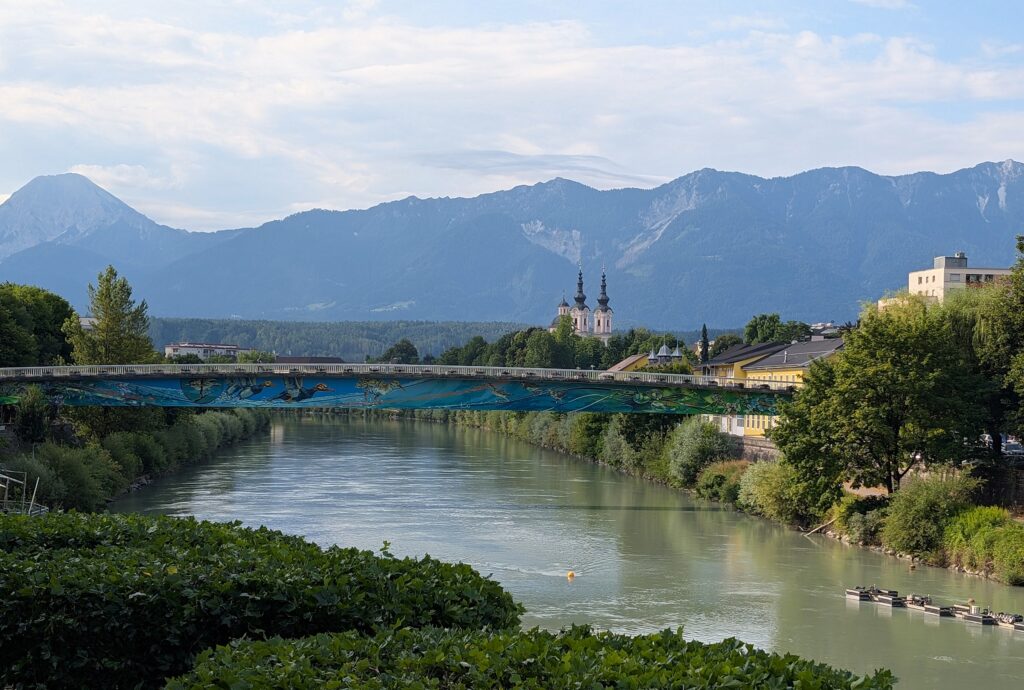 Blick von Villach Stadt auf die Berge - konkret hier auf die Karawanken