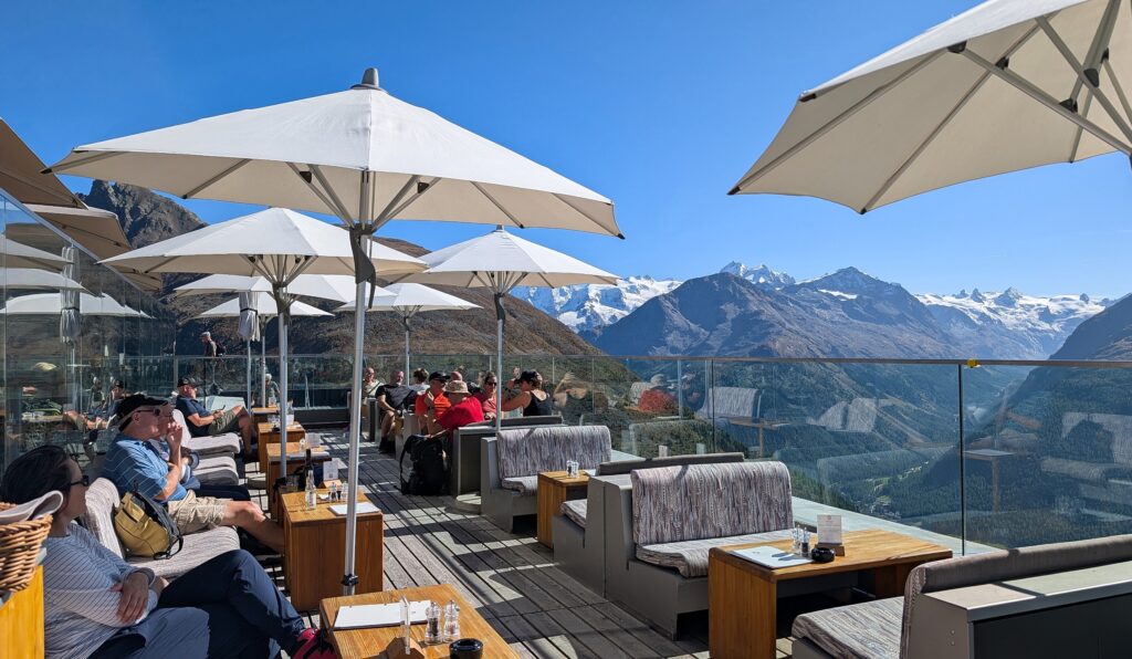 Muottas Muragl und Aussicht auf die Schweizer Alpen. Die Fahrt mit der Standseilbahn von 1907 ist ein echtes Erlebnis.