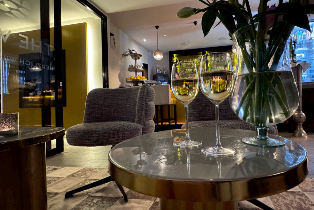 Lobby und Bar im Haupthaus